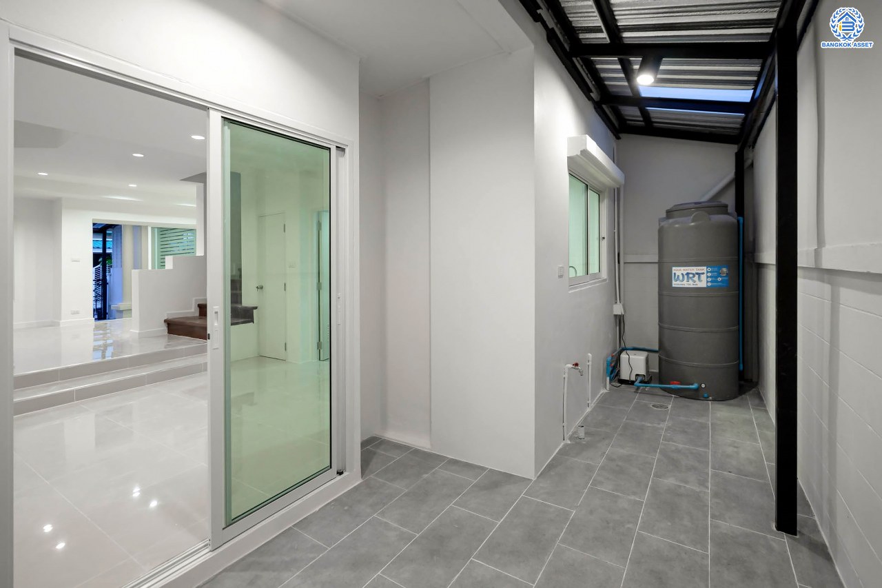 บ้านมือสองตกแต่งใหม่ โครงการ นันทนาการ์เด้น-พาร์คเพลส 345 ราชพฤกษ์-ติวานนท์ เนื้อที่ 27 ตร.ว. ฟังก์ชัน 3 ห้องนอน 2 ห้องน้ำ จอดรถได้ 2 คัน บรรยากาศเงียบสงบเป็นส่วนตัว สิ่งอำนวยความสะดวกมากมาย! บนทำเลศักยภาพ เชื่อมต่อถนนราชพฤกษ์ ใกล้จุดขึ้นทางด่วน "ศรีสมาน"